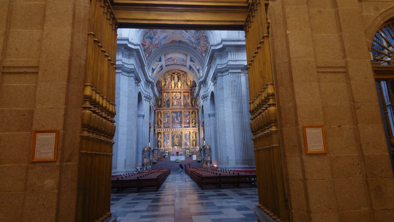 La puerta de la basílica se abre a la nave y al retablo mayor
