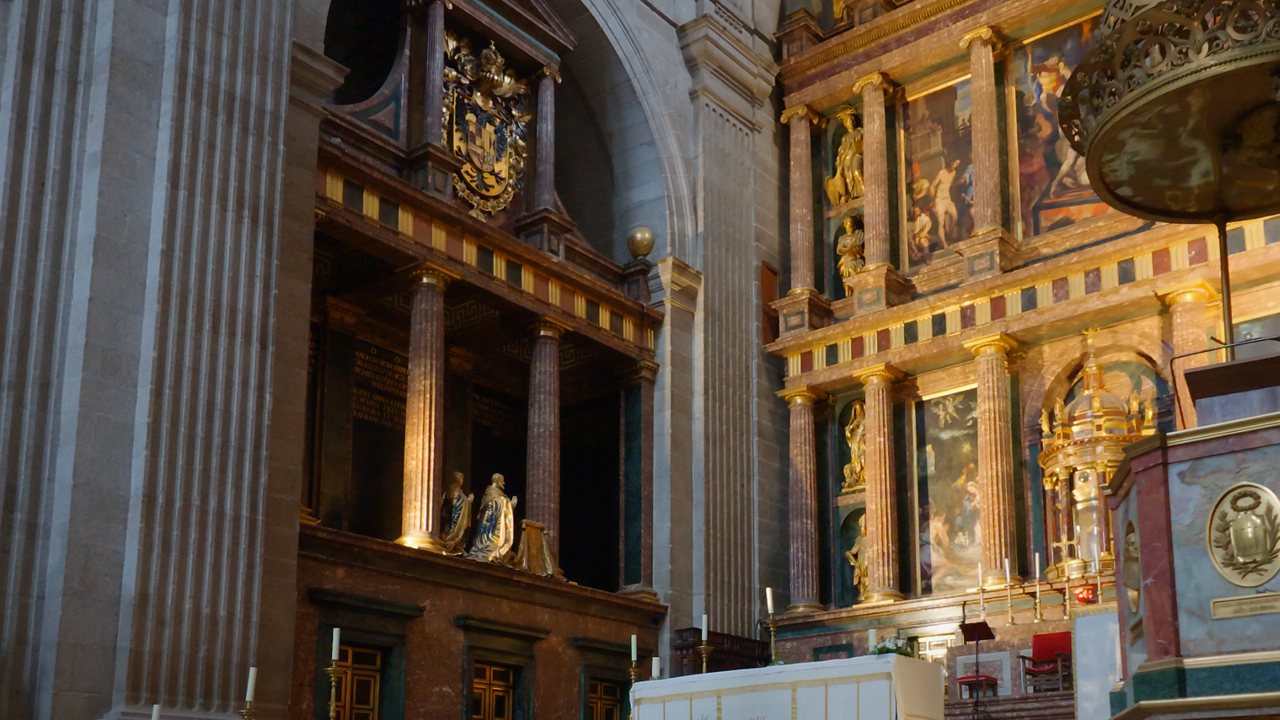 El oratorio con el cenotafio de bronce dorado junto al altar mayor