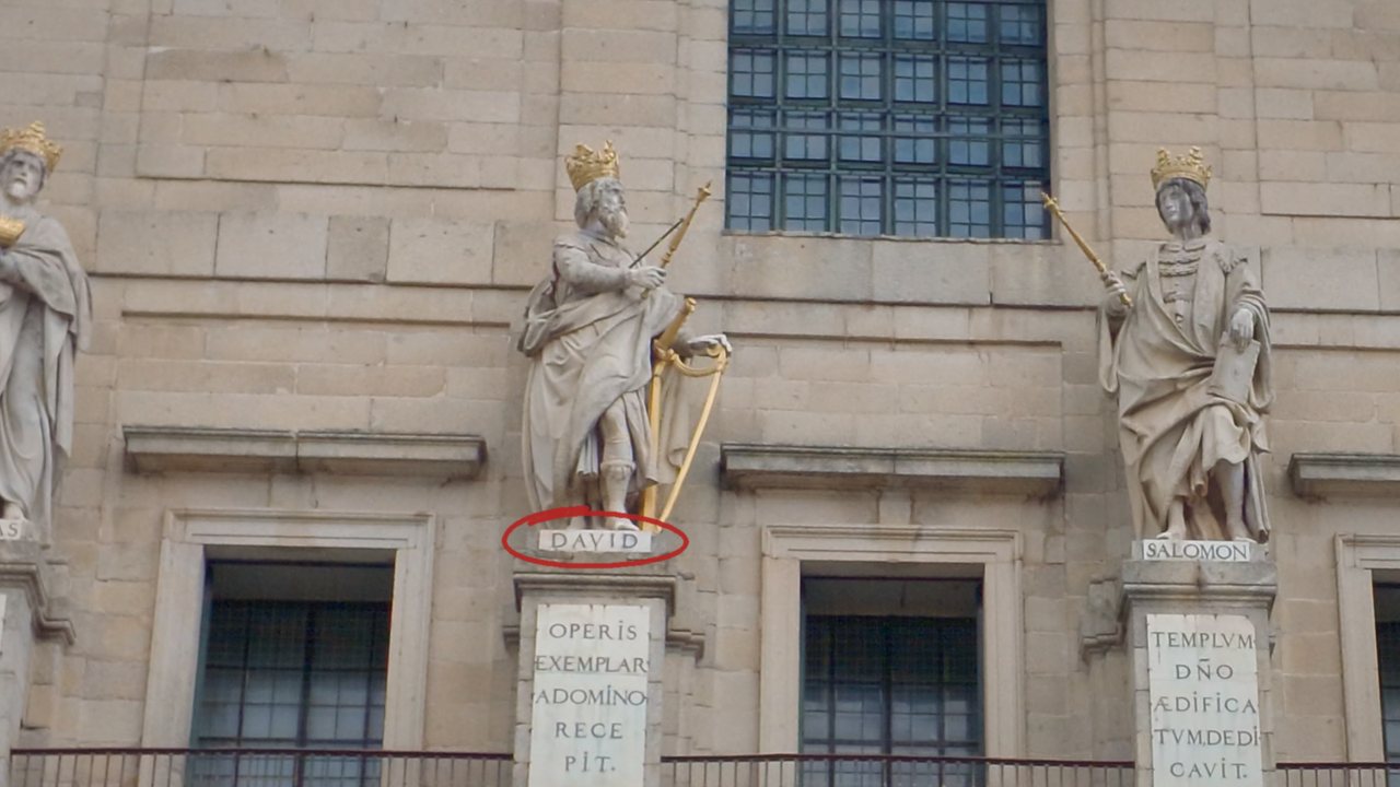 La estatua del rey David, con su arpa y su nombre en el pedestal