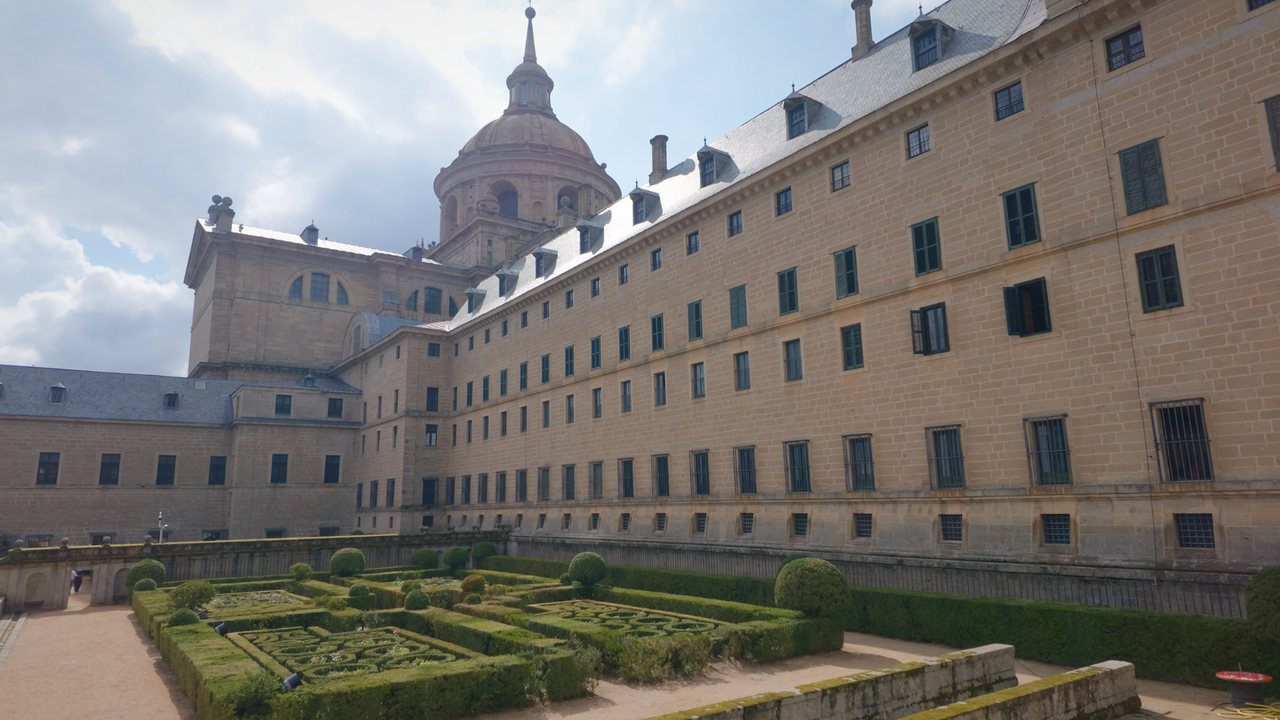 Los Jardines de los Frailes con la cúpula al fondo