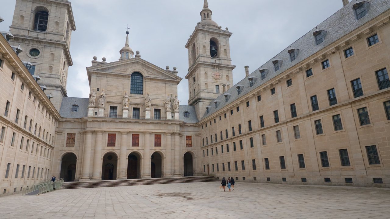 El Patio de los Reyes con la fachada de la basílica y sus dos torres