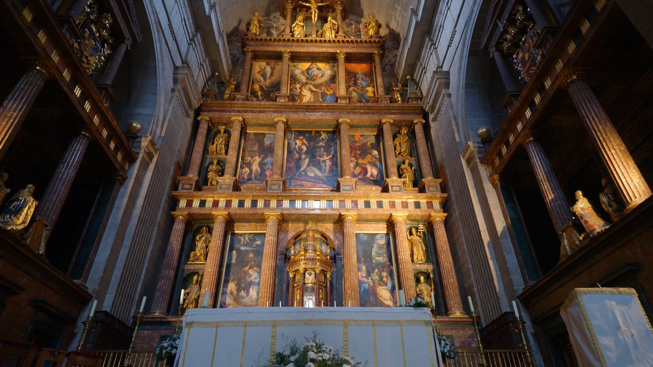 El retablo mayor de la basílica, de jaspes, mármoles y bronce dorado